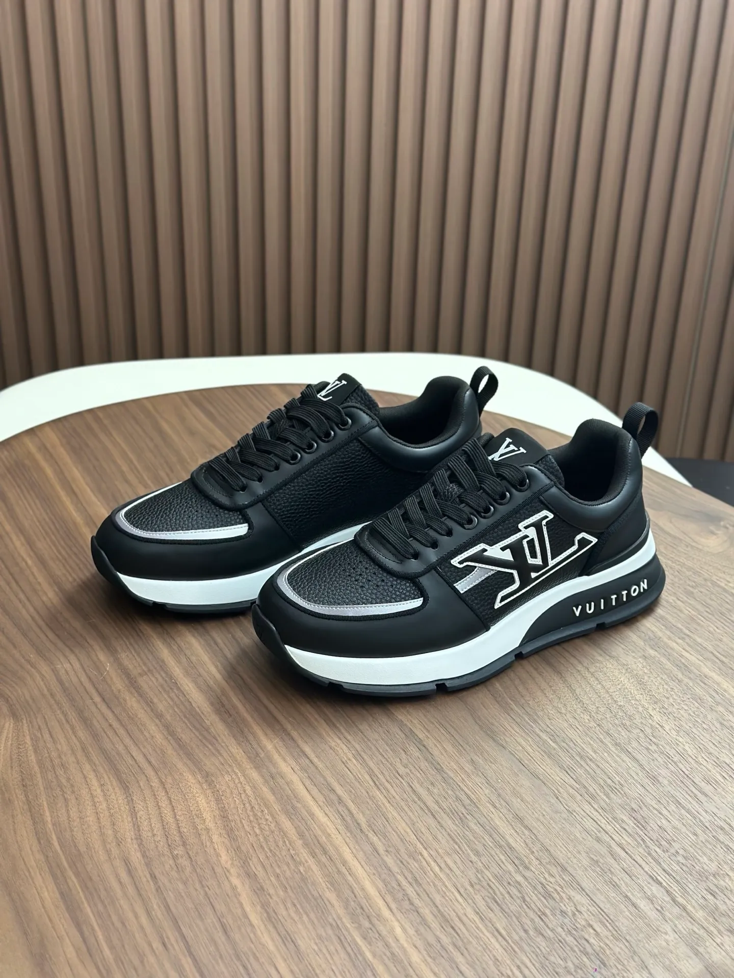[L Family] Top P: 840💰 Size: 39-44 (38.45 can be customized) Lujia new color matching men's 🧍‍♂️trainer sneakers, this LV Trainer sneaker is made of soft grained calfskin, showing pure colors, the brand was born in 1854, the designer's handwritten brand logo is embellished on one side, virgil Designed by abloh himself, it is a very commemorative sneaker, the new LV Louis Vuitton trainer sneaker low casual sports culture versatile basketball shoes